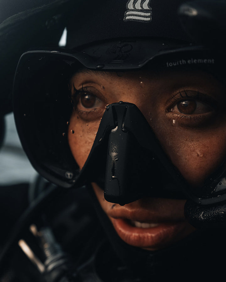 Taucher mit der Seeker Mask on Fourth Element in schwarz