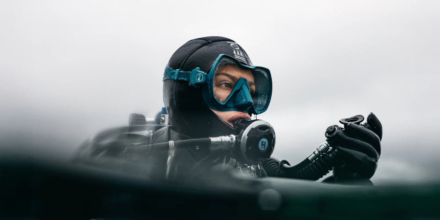 Taucher mit der Seeker Maske Fourth Element in der neuen Farbe Deep Teal