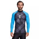Man wearing DYNAMICNORD blue and black rashguard for UV protection during watersports.